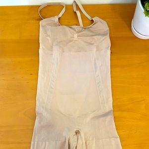 Shapewear mid thigh body suit “Spanx” size M.